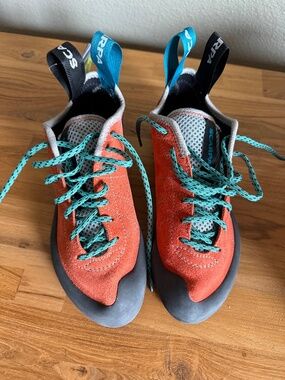 Scarpa Helix Climbing Shoes in Orange Women’s 8 NWT